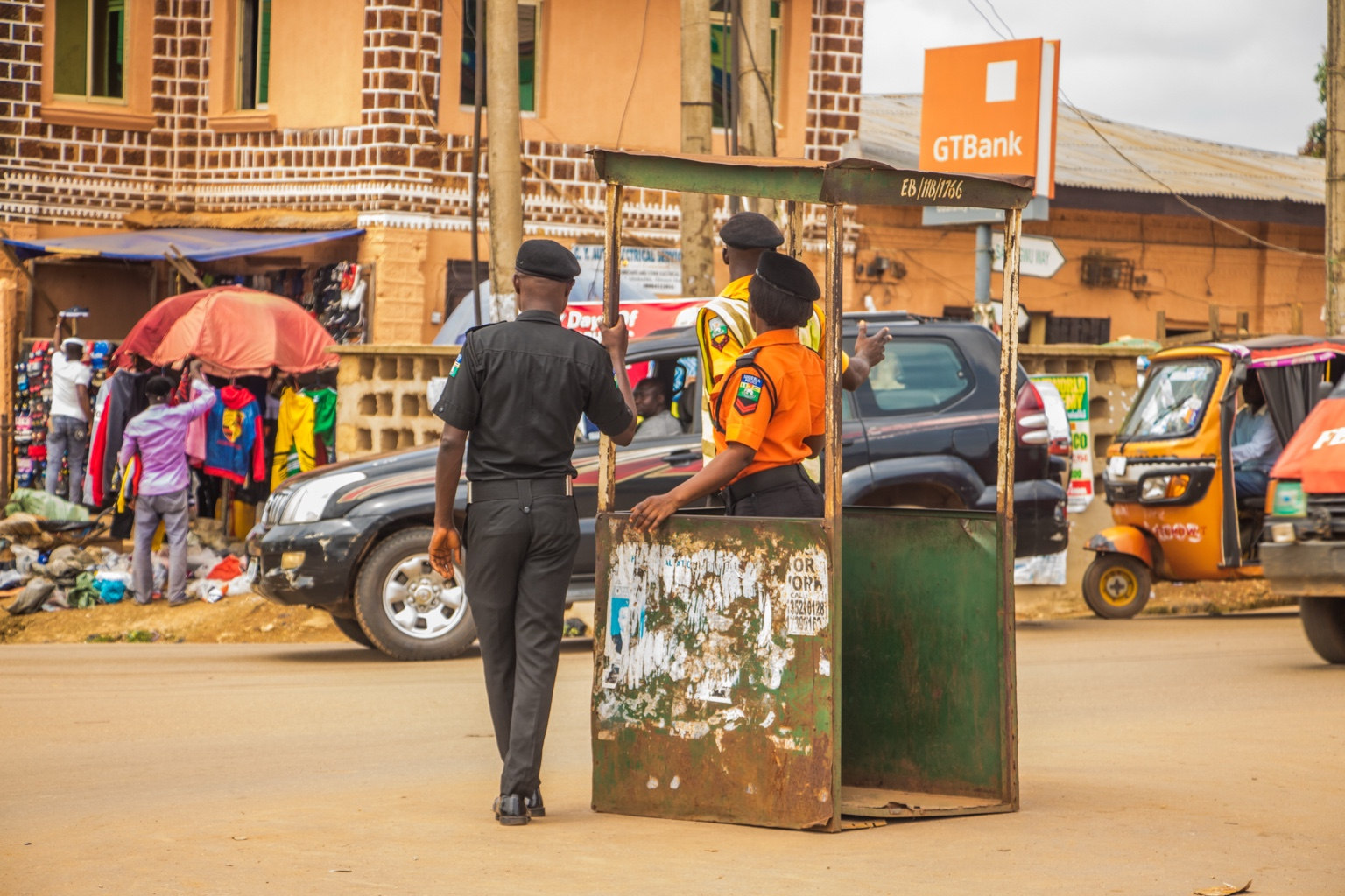 Nigerian police officers directing traffic. Photo: Chizurumebuka / Wikimedia Commons